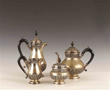 Servizio da the e caffè in argento sbalzato a motivo vegetale con manici in...