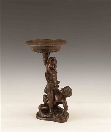 Gruppo in bronzo patinato raffigurante due putti nell'atto di sostenere una...