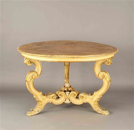 Tavolo in legno laccato e parzialmente dorato, piano circolare poggiante su 3...