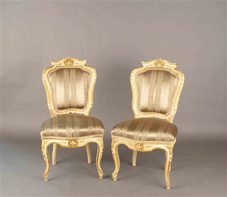 Sei sedie in legno laccato e parzialmente dorato, schienale di linea sagomata...