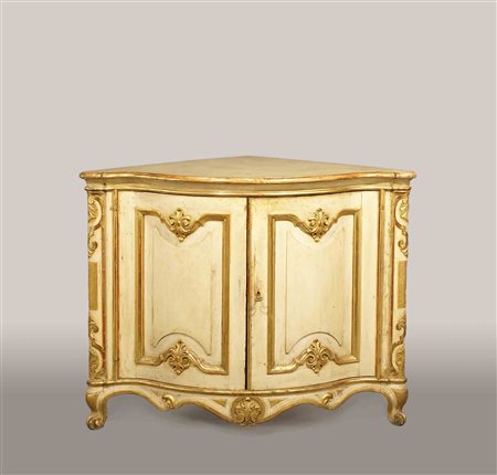 Angoliera in legno intagliato, laccato e parzialmente dorato, piano sagomato...