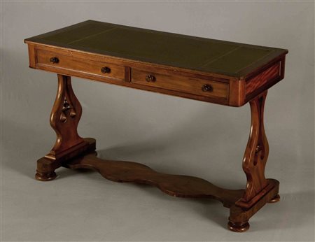 Scrittoio in mogano, piano rettangolare rivestito in pelle con due cassetti...