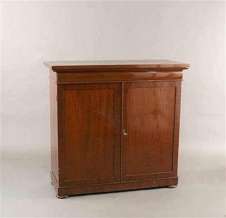 Credenza in mogano, piano rettangolare, fronte a due sportelli con ripiani...