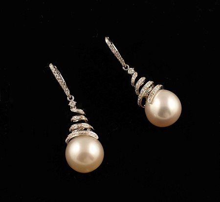 Orecchini pendenti in oro bianco 18kt a spirale con incastonati diamanti...