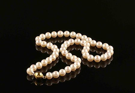 Collana composta da un filo di perle coltivate di mm. 8 circa con chiusura...