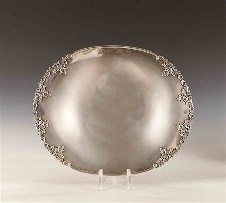 Centrotavola alzata in argento sbalzato a motivo floreale, gr. 957.