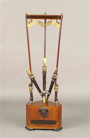 Gueridon in mogano, legno ebanizzato e parzialmente dorato, piano triangolare...