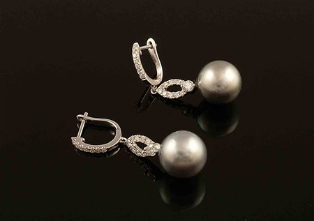 Orecchini pendenti in oro bianco 18kt con incastonati diamanti taglio...