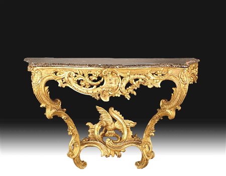 Console in legno dorato finemente scolpito ed intagliato a motivi floreali e...