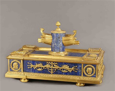 Particolare calamaio in bronzo finemente cesellato con applicazioni in...