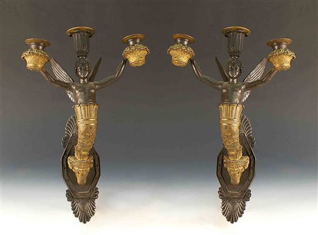 Coppia di appliques a tre fiamme in bronzo brunito e dorato, decorate a...