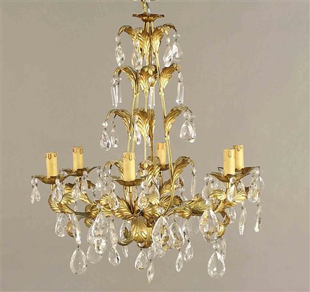 Lampadario a sei luci in metallo dorato decorato a motivo vegetale con gocce...