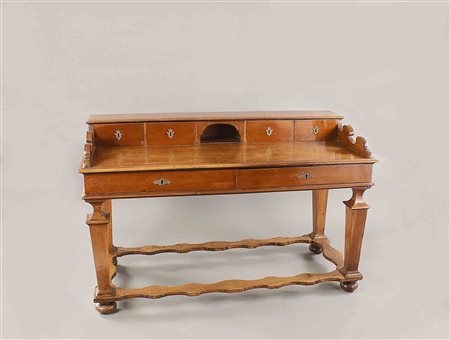 Scrivania San Filippo in noce, piano rettangolare con alzata a quattro...
