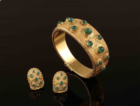 Bracciale a manetta in oro giallo e rosso inciso con incastonati 13 smeraldi...