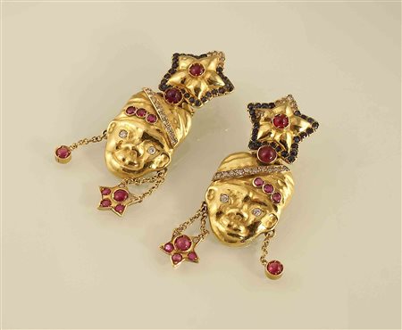 Orecchini pendenti a motivo di moretto in oro giallo 18kt con incastonati...