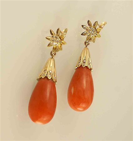 Orecchini pendenti in oro giallo con incastonati diamanti taglio brillante...