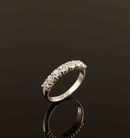 Anello riviere in oro bianco 18kt con incastonati sette diamanti taglio...