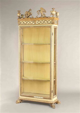 Mobile vetrina in legno laccato e parzialmente dorato, cimasa riccamente...
