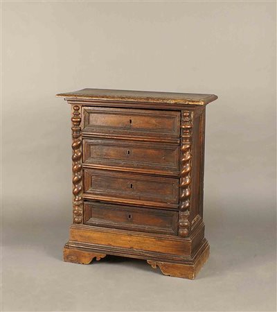 Piccolo cassettone in noce, piano rettangolare con quattro cassetti...