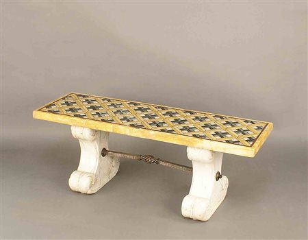 Panchina con piano rettangolare intarsiato in marmi vari a motivo geometrico...