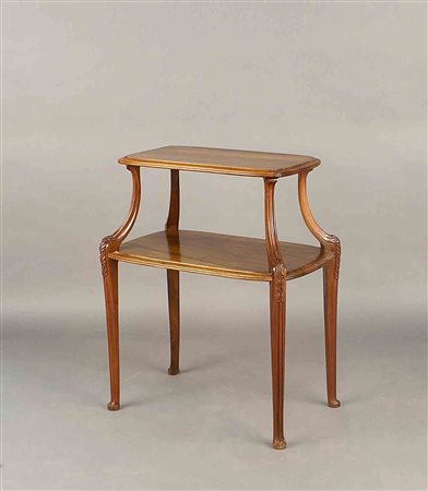 Tavolino liberty in noce a due ripiani, cm. 84x70x45.