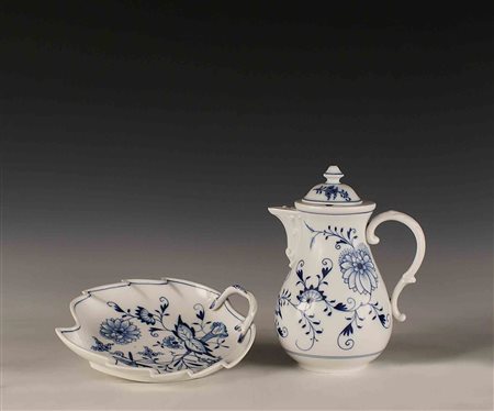 Lotto composto da una caffetteria e un piattino a foglia in porcellana bianca...