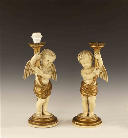 Coppia di sculture elettrificate in legno laccato e parzialmente dorato,...
