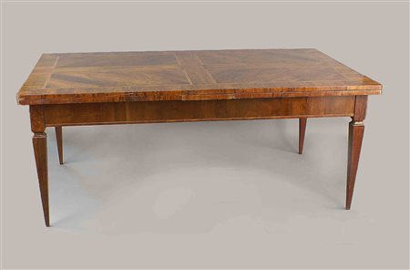 Tavolo allungabile in noce intarsiato e filettato, piano rettangolare...