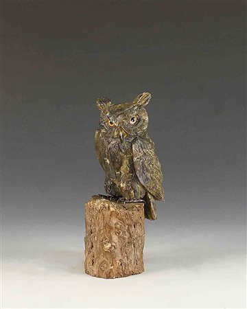 Scultura di civetta in pietra dura scolpita a tutto tondo e poggiante su base...