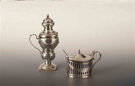 Lotto composto da una salierina e una mostardiera in argento con interni in...