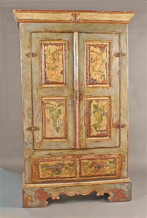 Armadio in legno laccato e dipinto in policromia a motivi di frutta, fronte a...