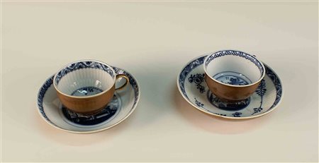 Coppia di tazzine con relativi piattini in porcellana bianca, blu cobalto e...