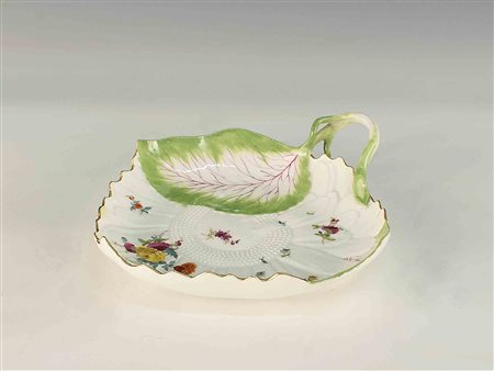 Cestino a foglia in porcellana dipinta a policromia e decorata a motivo...