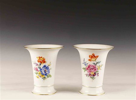 Coppia di vasi in porcellana Meissen, corpo a tromba, decorati a motivi...