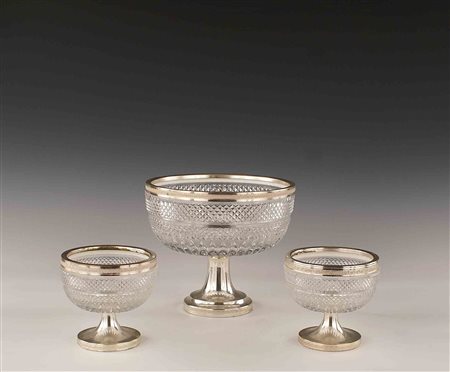Lotto composto da una coppa ad alzata in cristallo molato e metallo e 2...