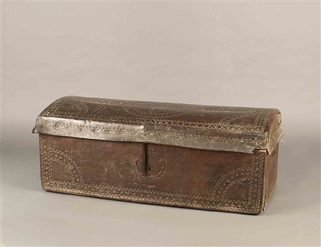 Antico forziere in legno interamente rivestito in cuoio lavorato ed inciso a...