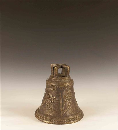 Campana in bronzo scolpito, cm. 28x26.