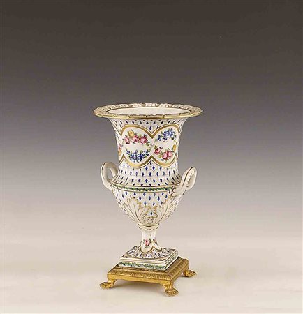 Vaso in porcellana con due manici, decorato a policromia a motivo floreale,...