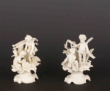 Coppia di gruppi in porcellana bianca raffiguranti scene allegoriche...