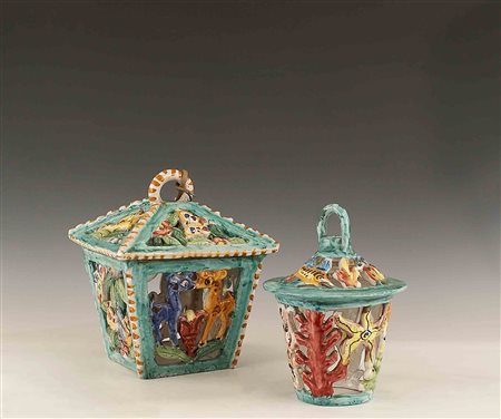 Lotto composto da due lanterne in ceramica dipinta a policromia, manifattura...