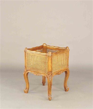 Fioriera in faggio intagliato e paglia di Vienna, vecchia manifattura, cm....