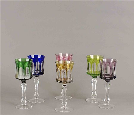 Sei bicchieri a calice in cristallo colorato, firmati sotto la base Villeroy...