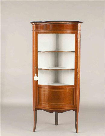 Vetrina angoliera in mogano filettato in legno di bosso, fronte ad uno...