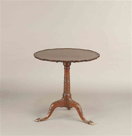 Gueridon in mogano, piano rettangolare con profilo smerlato poggiante su base...