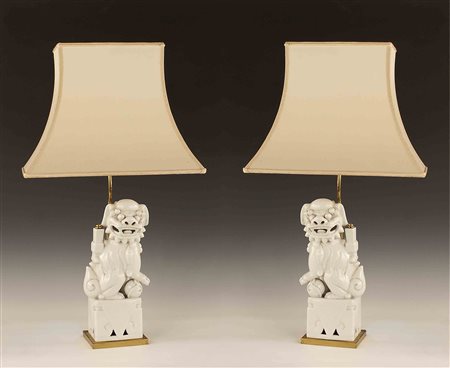 Coppia di lampade in porcellana bianca, raffigurante due cani di Pho con...