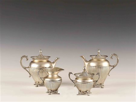 Servizio da the e caffè in argento, composto da una teiera, una caffettiera,...