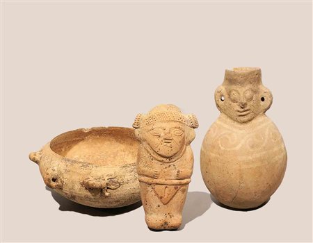Arte Precolombiana, XV secolo, lotto composto da tre oggetti in terracotta,...