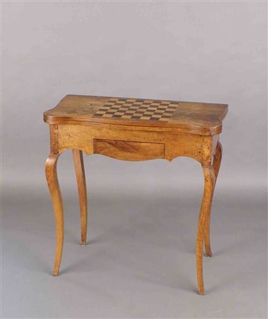 Tavolo da gioco in noce, piano sagomato con scacchiera al centro ed apribile,...