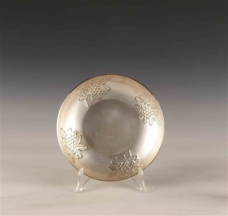 Centrotavola in argento di forma circolare sbalzato a motivo di grappoli...