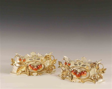 Coppia di portafiori in ceramica smaltata a lustro e parzialmente dorata,...